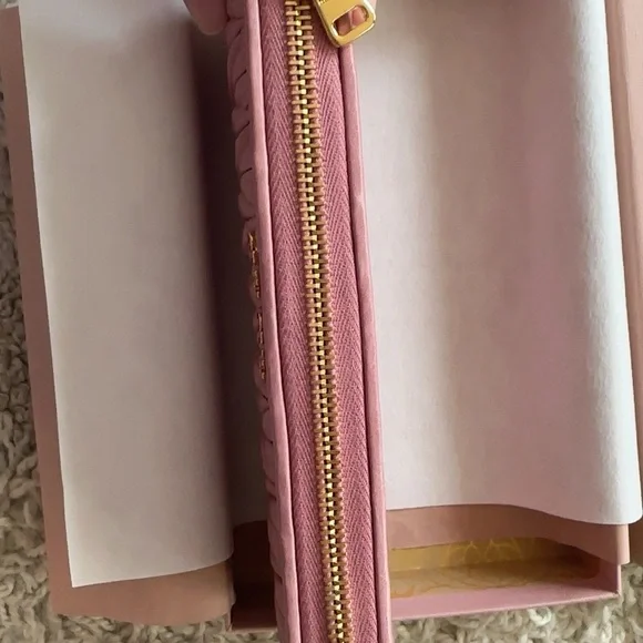 Miu Miu 100% authentic Rose Quilted Wallet